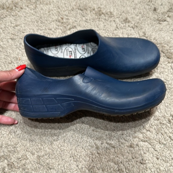 Sticky Work Shoes  Women Navy Water-Proof Non-Slip Lightweight Nursing Size 9 - Picture 2 of 6